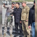 Делал селфи: Зеленский вышел в центр Киева и фотографировался с людьми, — соцсети (видео)