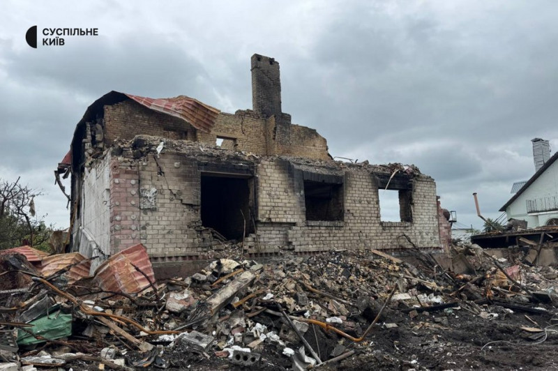 "Ми з дружиною не встигли сюди переїхати": наслідки атаки по Мархалівці на Київщині, де пошкоджені десятки будинків