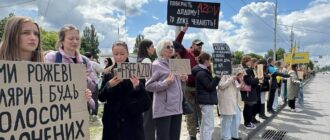 "Не страшно вийти на акцію, страшно бути в полоні": у Києві зібралися родичі військовополонених та зниклих безвісти