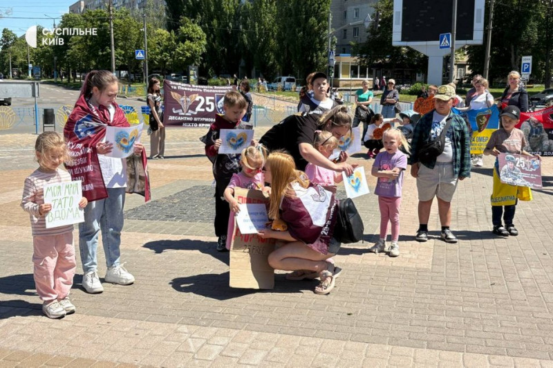 "Дітям потрібні батьки": у Броварах відбулася акція на підтримку полонених та безвісти зниклих воїнів
