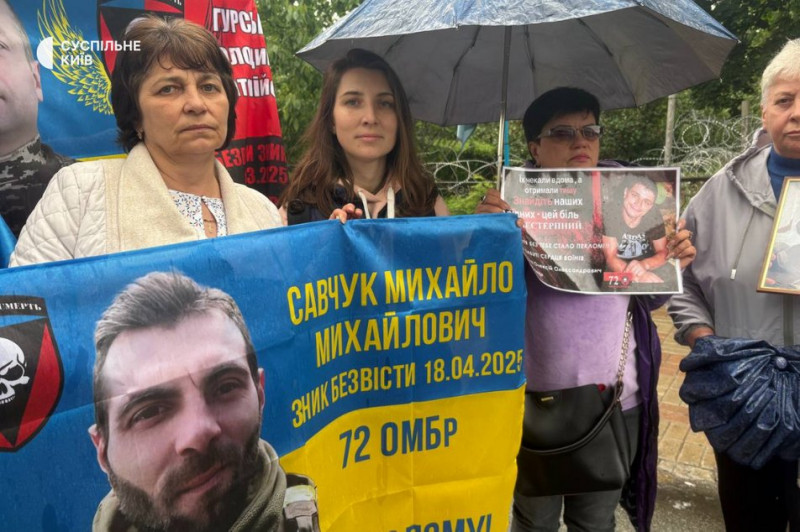 "Якщо сидіти вдома, ніхто їх шукати не буде": біля Верховної ради мітингували родичі полонених та зниклих безвісти