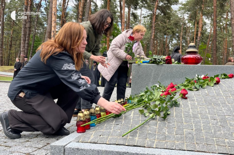 "Він просто зник, коли його забрали НКВДисти": у заповіднику "Биківнянські могили" вшанували жертв політичних репресій