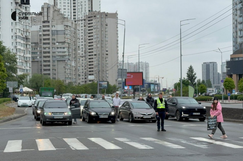 Хвилина мовчання: в Києві зупиняли рух для вшануванні загиблих військових