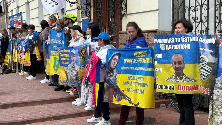 "Знайти та повернути кожного": родичі військовополонених, які утримуються в Чечні, зібралися на акцію у Києві