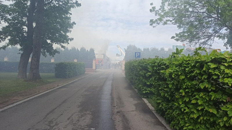 Згоріли підприємство і будівля медцентру: на Київщині близько сотні рятувальників гасять пожежі, спричинені атакою РФ