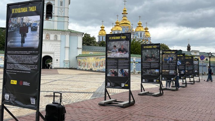 "Оглушлива тиша": у Києві відкрилася фотовиставка, присвячена військовополоненим