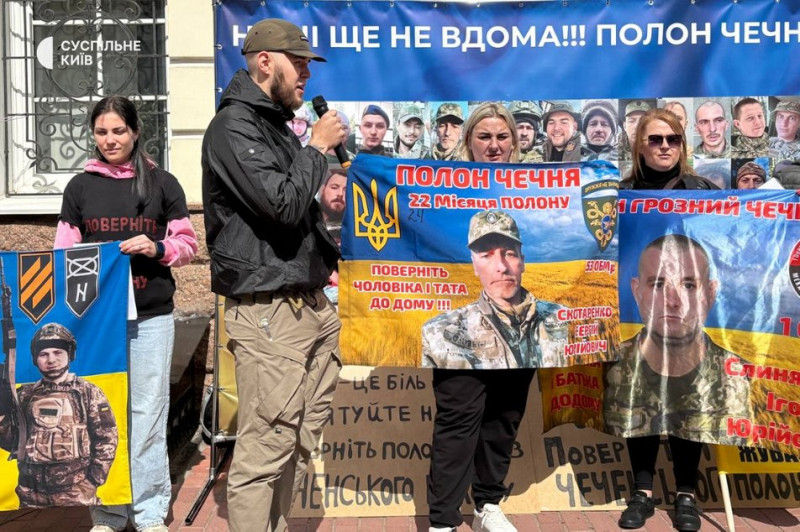 "Знайти та повернути кожного": родичі військовополонених, які утримуються в Чечні, зібралися на акцію у Києві