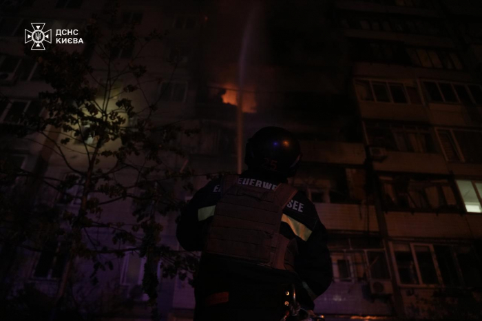 Массированные обстрелы Киева: пожары вспыхнули сразу в нескольких районах фото 1