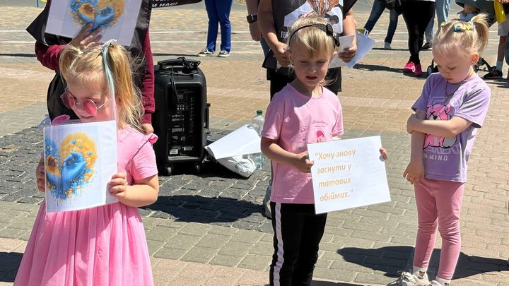 "Дітям потрібні батьки": у Броварах відбулася акція на підтримку полонених та безвісти зниклих воїнів