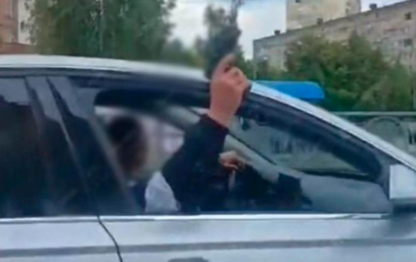 В Киеве мужчины устроили стрельбу из окна авто
