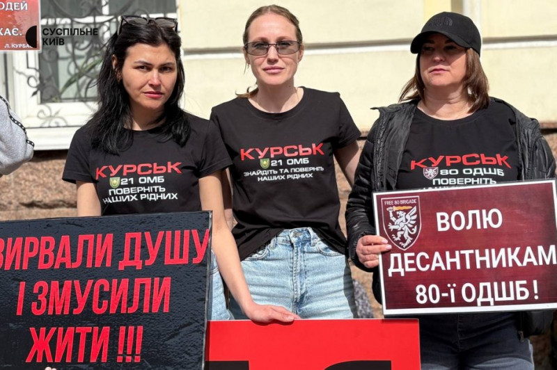 "Сподіваємося хоч на якусь звістку": у Києві відбулася акція-нагадування про полонених та зниклих безвісти