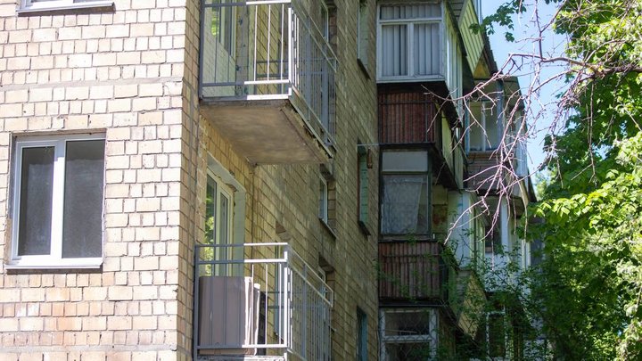 "Він у жахливому стані": на Солом'янці у Києві півтора року триває відновлення будинку, який зруйнувала російська ракета