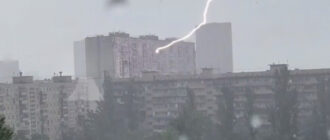 В Киеве непогода: молния попала прямо в дом, местами выпал град (видео)
