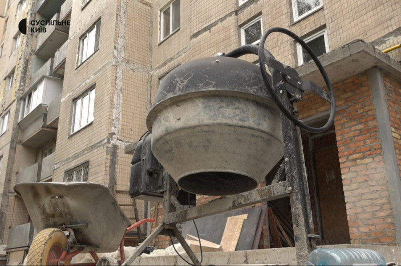 "Він у жахливому стані": на Солом'янці у Києві півтора року триває відновлення будинку, який зруйнувала російська ракета