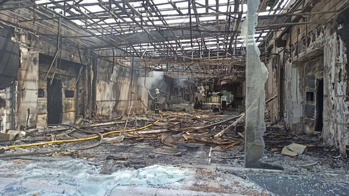 Згоріли підприємство і будівля медцентру: на Київщині близько сотні рятувальників гасять пожежі, спричинені атакою РФ