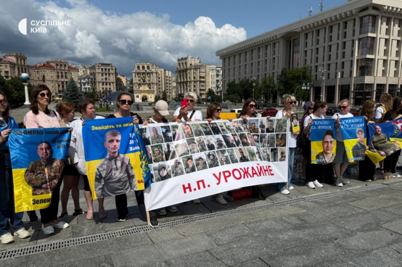 "Зниклі мають бути знайдені, а не забуті": у Києві відбулася акція на підтримку полонених та зниклих безвісти воїнів