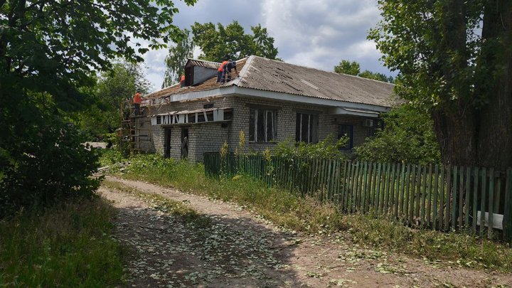 Пошкоджені житлові будинки у Дарницькому районі Києва: для мешканців розгорнули штаб допомоги
