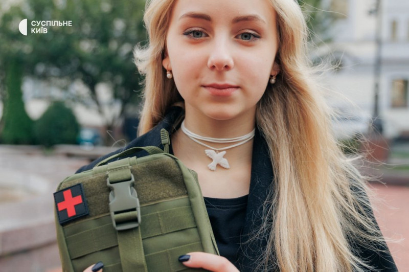 Укомплектовує аптечки військовим та підтримувала дітей в "Охматдиті": історія 16-річної волонтерки Йосафати Сиротич