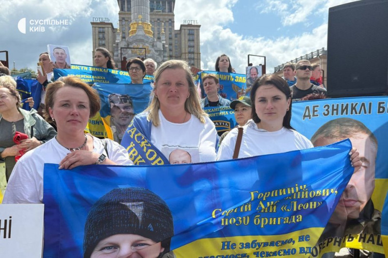 "Безвісти зниклі не забуті": родичі воїнів 30 ОМБР організували акцію у центрі Києва