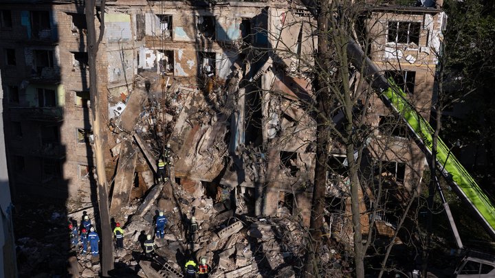 У Шевченківському районі Києва зруйнований під'їзд багатоповерхівки: 9 загиблих, під завалами можуть бути ще люди