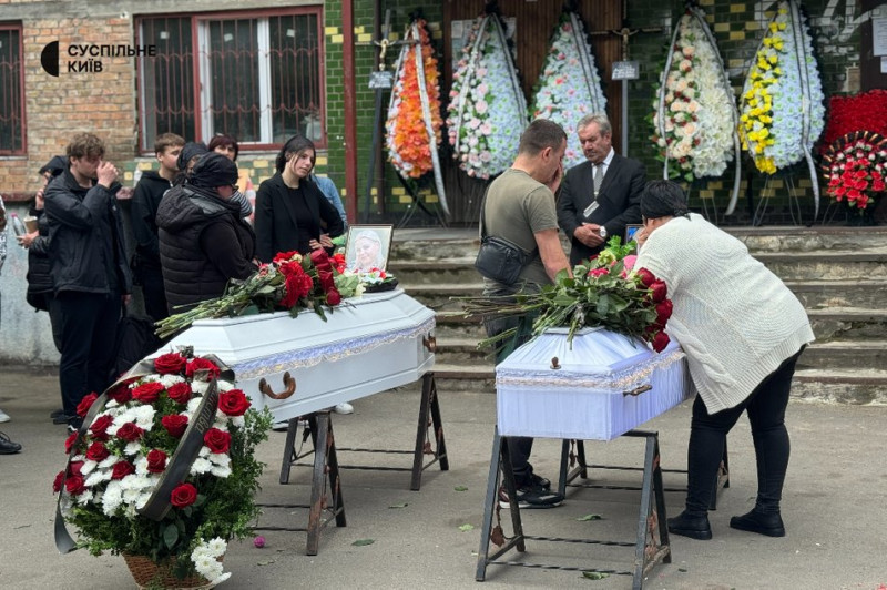 "Світилися очі, вона була прекрасна": у Києві попрощалися з загиблими під час атаки РФ 11-річною Марійкою та її матір'ю