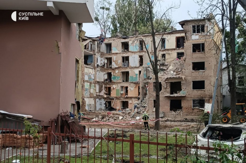 "Багато небезпечних конструкцій": у ДСНС Києва розповіли про аварійні роботи у будинку, де ударом РФ зруйнований під'їзд
