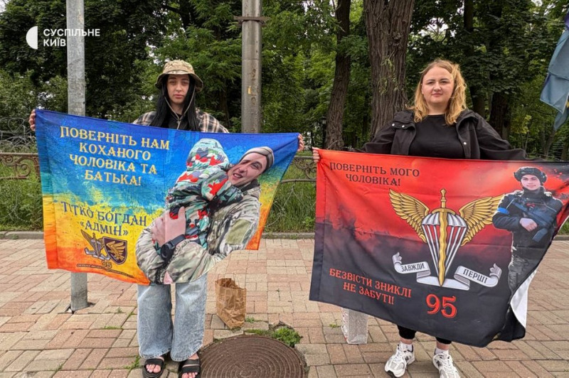 "Я продовжую вірити і надіятися": у Києві відбулася чергова акція-нагадування про полонених та зниклих безвісти
