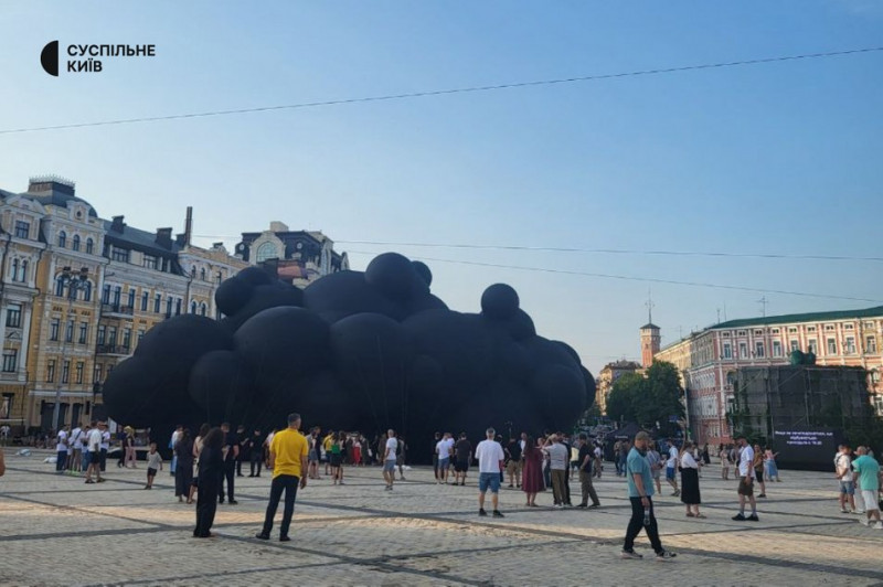 "Чорна хмара": скульптуру, яку Україна повезе на Burning Man, показали у Києві