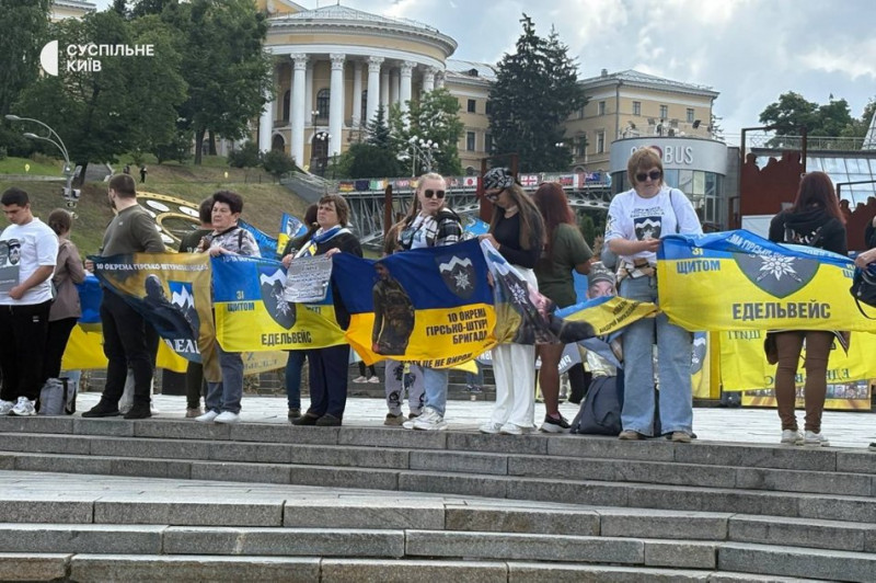 "Зниклі мають бути знайдені, а не забуті": у Києві відбулася акція на підтримку полонених та зниклих безвісти воїнів