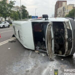 Посреди проспекта в Киеве перевернулся микроавтобус