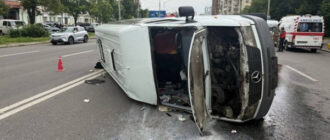 Посреди проспекта в Киеве перевернулся микроавтобус