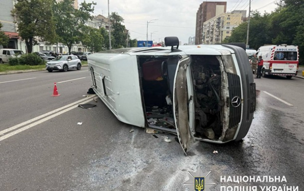 Посреди проспекта в Киеве перевернулся микроавтобус