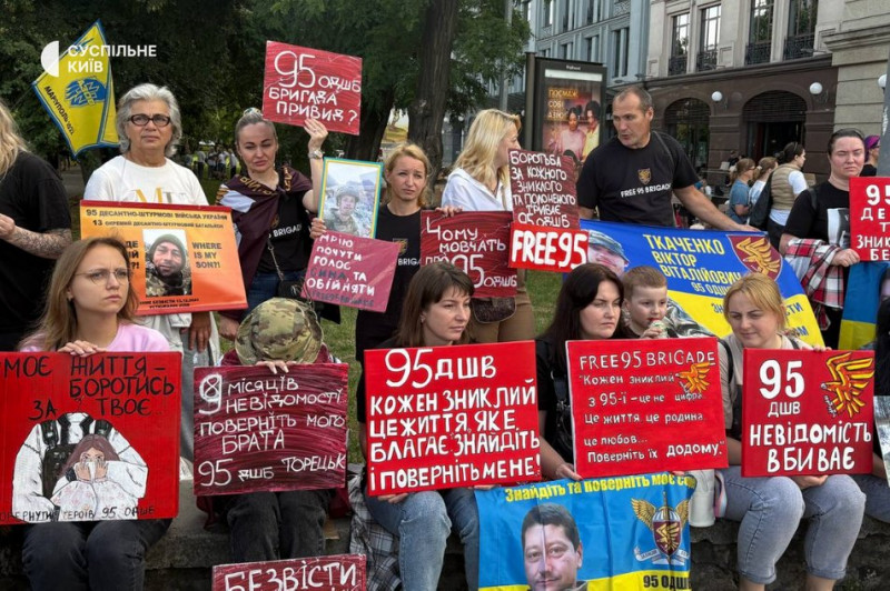 "Жити в невідомості роками нестерпно". У Києві пройшла акція на підтримку полонених та зниклих безвісти