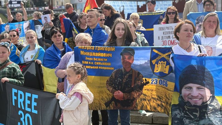"Безвісти зниклі не забуті": родичі воїнів 30 ОМБР організували акцію у центрі Києва