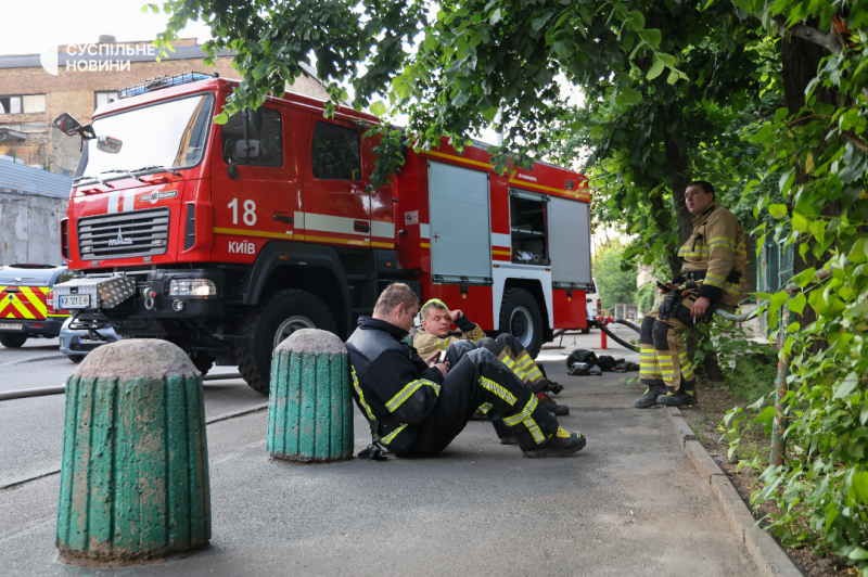 "Хвилею вибило двері паркінгу, яке укриття": жителі пошкодженого столичного будинку про нічну атаку
