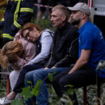 Родители ждали возле дома весь день: в Киеве из-под завалов деблокировали тело мужчины, — СМИ