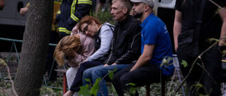 Родители ждали возле дома весь день: в Киеве из-под завалов деблокировали тело мужчины, — СМИ