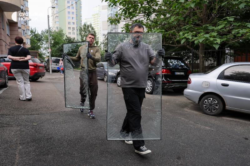 "Хвилею вибило двері паркінгу, яке укриття": жителі пошкодженого столичного будинку про нічну атаку