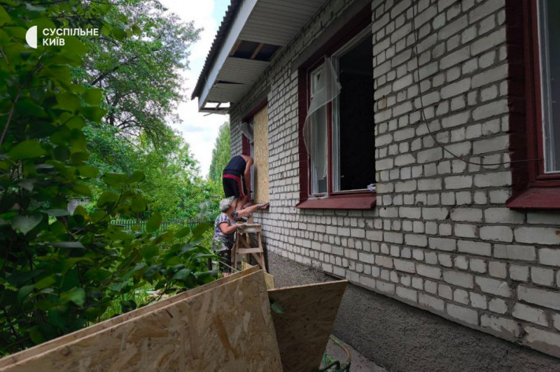 Пошкоджені житлові будинки у Дарницькому районі Києва: для мешканців розгорнули штаб допомоги
