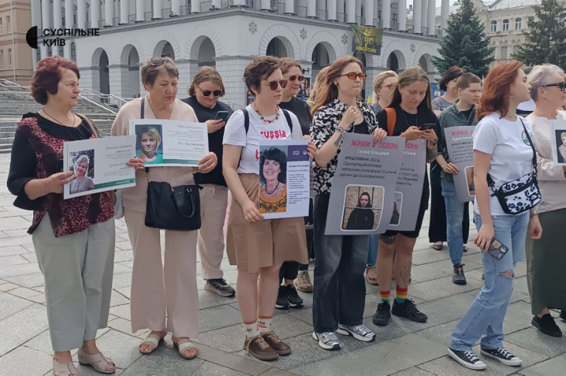 "Не дати забути тих, хто в полоні, а їх дуже багато": у Києві відбулася акція на підтримку полонених, зокрема жінок