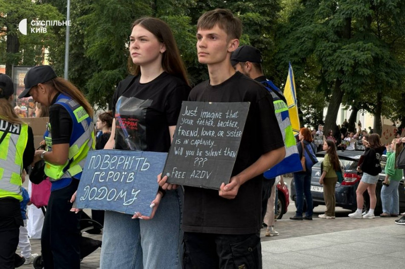 "Жити в невідомості роками нестерпно". У Києві пройшла акція на підтримку полонених та зниклих безвісти