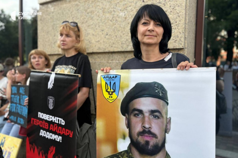 "Жити в невідомості роками нестерпно". У Києві пройшла акція на підтримку полонених та зниклих безвісти