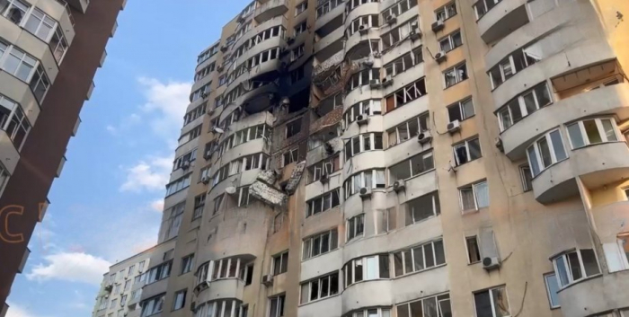 Россияне попали "Шахедом" по 10-11 этажу дома в Соломенском районе Киева, почернело четыре этажа, выбило стену