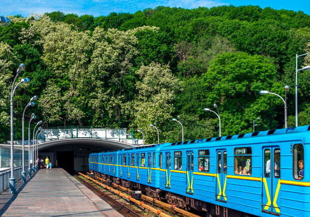 Движение поездов на красной линии метро Киева досрочно возобновили. Фото: Викисклад
