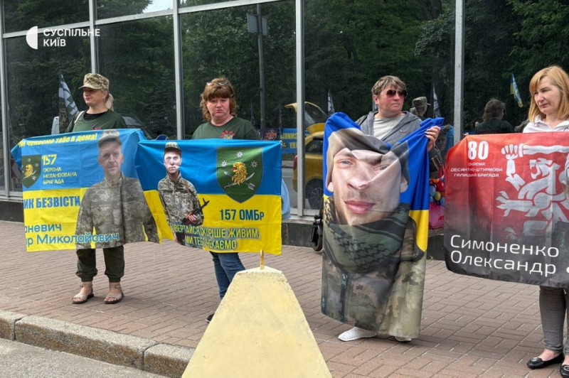 "Я продовжую вірити і надіятися": у Києві відбулася чергова акція-нагадування про полонених та зниклих безвісти
