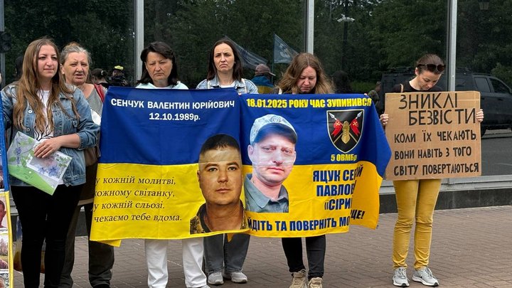 "Я продовжую вірити і надіятися": у Києві відбулася чергова акція-нагадування про полонених та зниклих безвісти