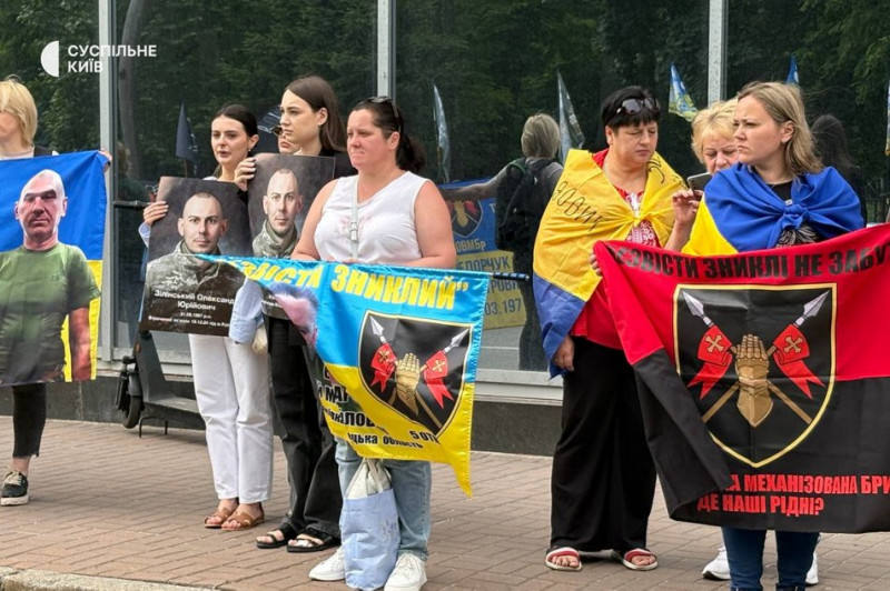 "Я продовжую вірити і надіятися": у Києві відбулася чергова акція-нагадування про полонених та зниклих безвісти