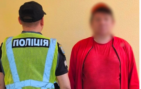 В Киеве 49-летний мужчина катался между вагонами метро