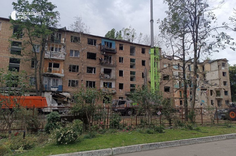 "Багато небезпечних конструкцій": у ДСНС Києва розповіли про аварійні роботи у будинку, де ударом РФ зруйнований під'їзд