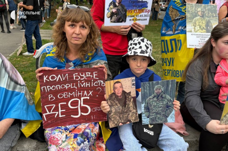 "Жити в невідомості роками нестерпно". У Києві пройшла акція на підтримку полонених та зниклих безвісти